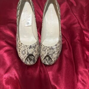 Enzo Angiolini Brown Heels with Elegant Design